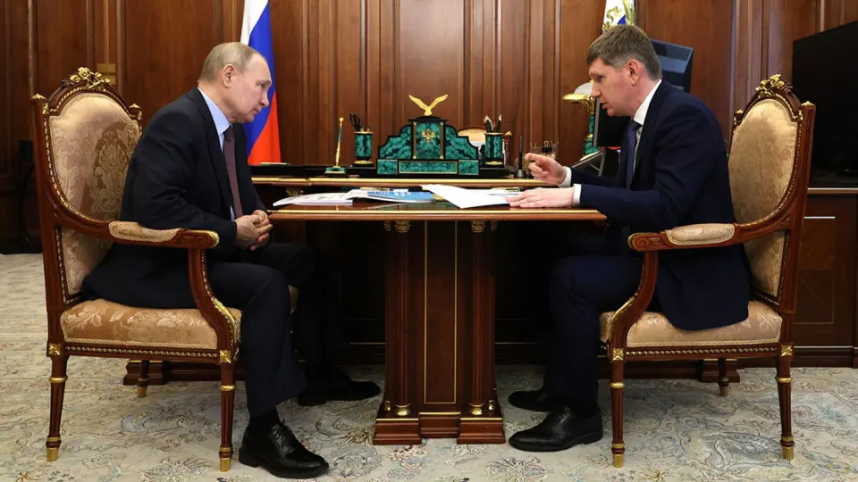 Президент потребовал от экономических властей обеспечить рост инвестиций, однако министерства и эксперты указывают на сочетание бюджетной экономии, высоких ставок, снижения прибыли компаний и последствий войны, из‑за которых бизнес не готов вкладывать в проекты.