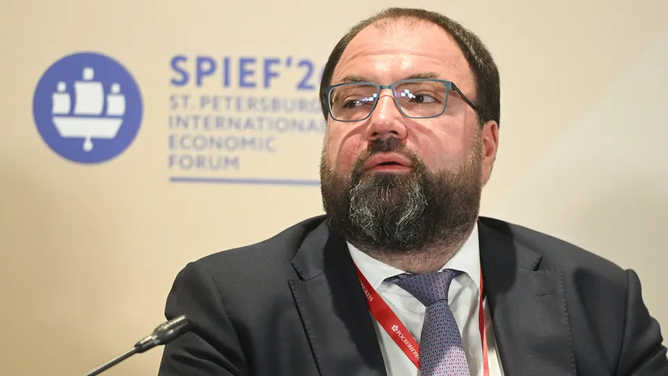 Минцифры планирует встраивать механизмы возрастной идентификации в онлайн‑сервисы; обсуждают варианты через «Госуслуги», биометрию и опыт игровых платформ. Эксперты предупреждают о рисках утечек данных и дополнительных расходах для владельцев ресурсов.