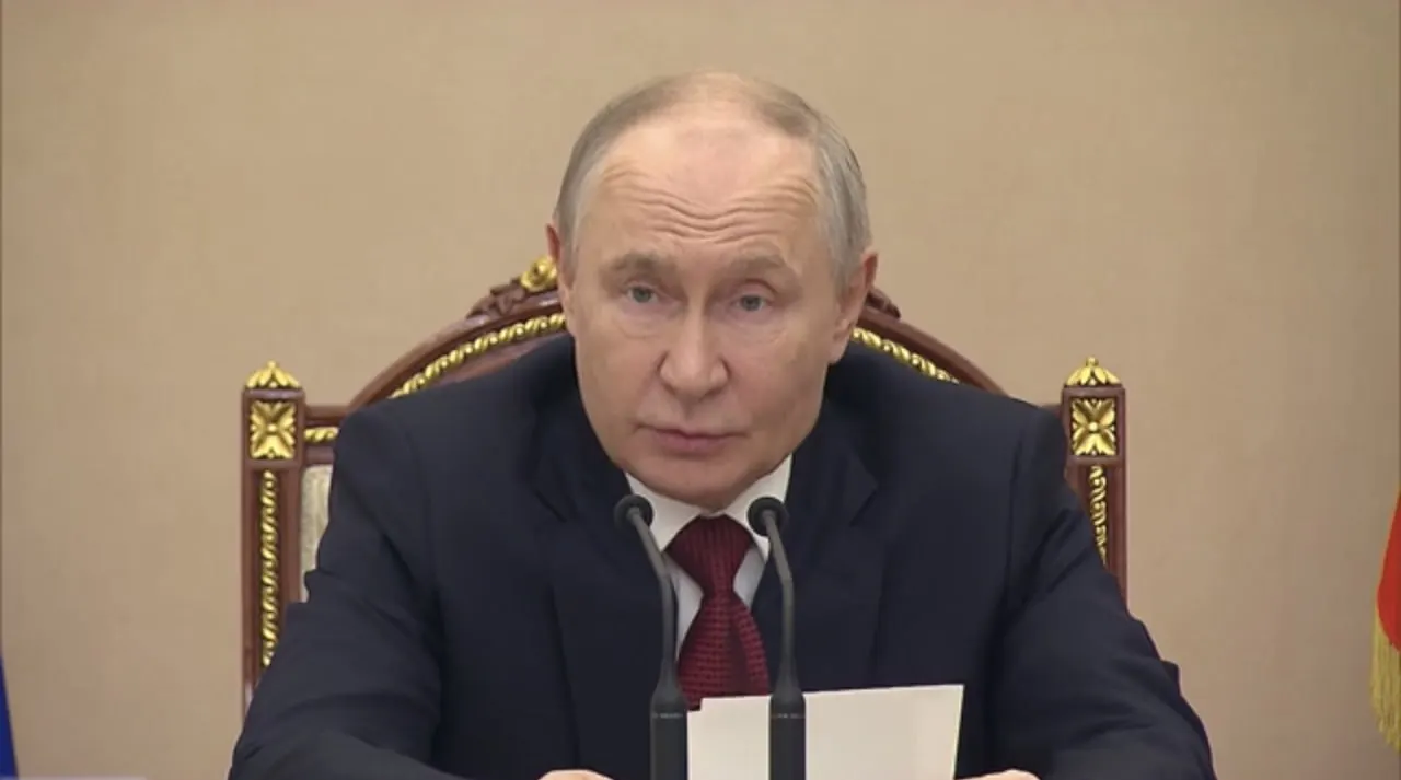 На совещании по снабжению топливом президент констатировал наличие очередей и некоторого сокращения запасов бензина; обсуждались экспортные ограничения, загрузка НПЗ и прогноз роста производства уже в июле.