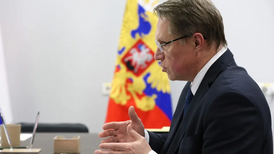 Минздрав заявил, что большинство ординаторов получают обучение по целевым договорам с закреплением за конкретными медицинскими организациями. В то же время для выпускников медвузов действует закон об обязательной отработке до трёх лет с возможными штрафами за невыполнение.