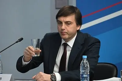 Министерство утвердило список внеклассного чтения на летние каникулы: в него вошли современные, в том числе патриотические, книги о родине и подвигах современных защитников, в том числе произведения про героев специальной военной операции.