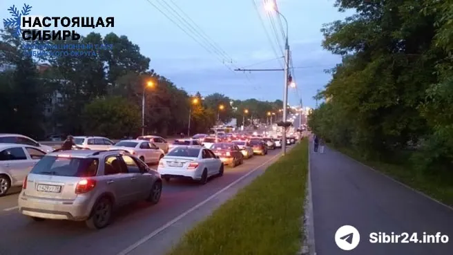 В ряде сибирских регионов введены жесткие лимиты на бензин, в Иркутске образовались километровые пробки у АЗС — люди ждут по несколько часов, часть сетей перешла на обслуживание только корпоративных клиентов.