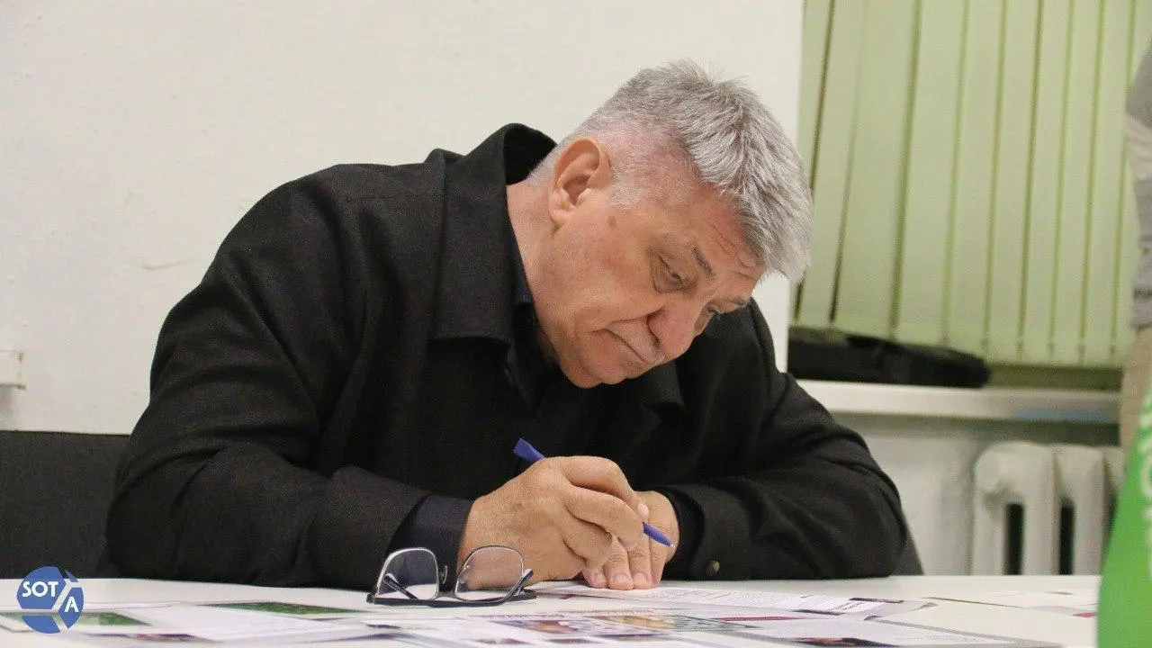 Президент направил поздравление Александру Сокурову в честь 75‑летия, отметив его вклад в кинематограф. В то же время режиссёр в последние годы сталкивается с ограничениями: его фильмы не получают прокатных удостоверений, а в январе 2026 года он был выведен из Совета по развитию кинематографии.