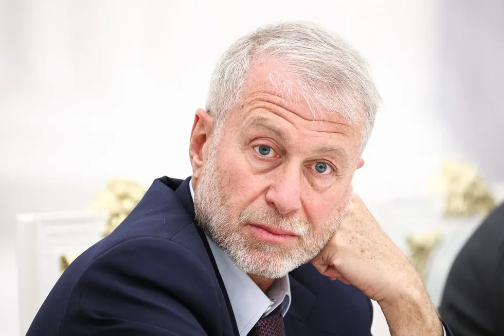 Собеседники сообщают, что бизнесмен, выступавший посредником между Киевом и Москвой с начала большой войны, в мае встретился с Владимиром Зеленским и передал предложение о личной встрече, которое затем обсуждал российский президент.