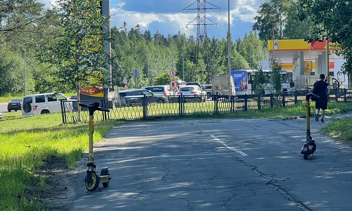 В нескольких регионах сохраняются ограничения на отпуск автомобильного топлива: заправки вводят лимиты, образуются многочасовые очереди и местами полностью отсутствуют поставки.