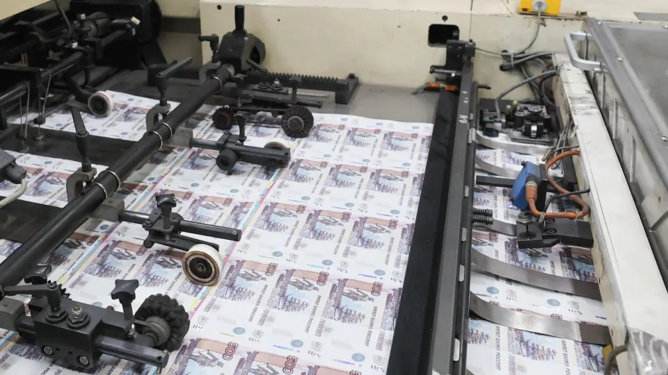 ЦБ направил в банковскую систему около 4,75 трлн руб. в виде репо: банки скупают ОФЗ и закладывают их в качестве обеспечения, что эксперты называют косвенной эмиссией и предупреждают о росте инфляционного давления.