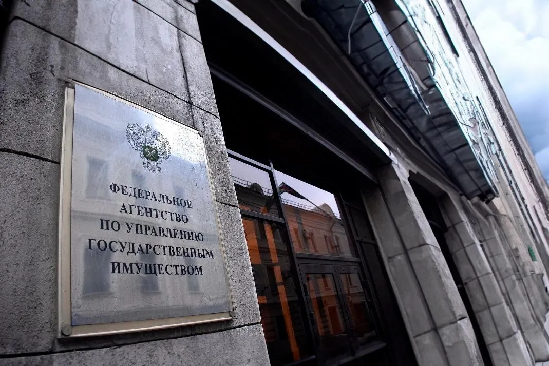 Депутаты отменили привязку продажи к порогу цены и исключили обязательную шестимесячную паузу между торгами; закон вводит реестр оценщиков и новые требования к организаторам аукционов.