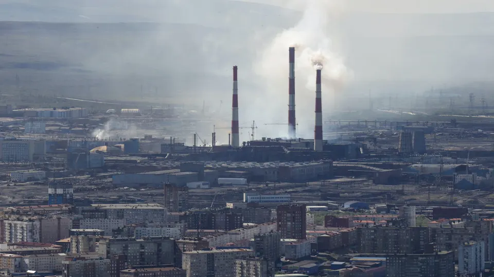 Минэкономразвития сообщает, что в мае объёмы промышленного производства сократились на 0,7% в годовом выражении. Сокращение особенно заметно в добыче и в выпуске нефтепродуктов; большинство отраслей находятся в рецессии.