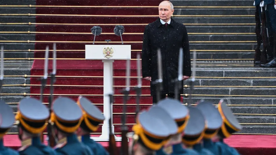 Власти готовятся нарастить военные расходы в бюджете‑2026 на 4–5 трлн руб. — до примерно 18 трлн, а с учётом силовых структур — до 21,8 трлн, покрывая дефицит секвестром, резервами и дополнительным долгом.