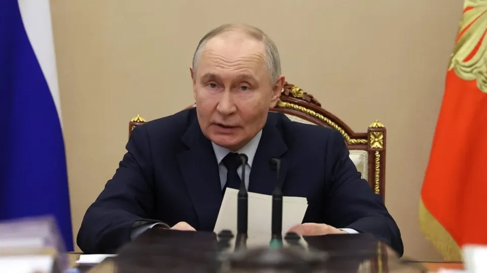Президент заявил, что «инвестиционной паузы нет», пояснив сокращение вложений макроэкономическими факторами, высокими ставками и внешними ограничениями; при этом бюджетные возможности для стимулирования ограничены.
