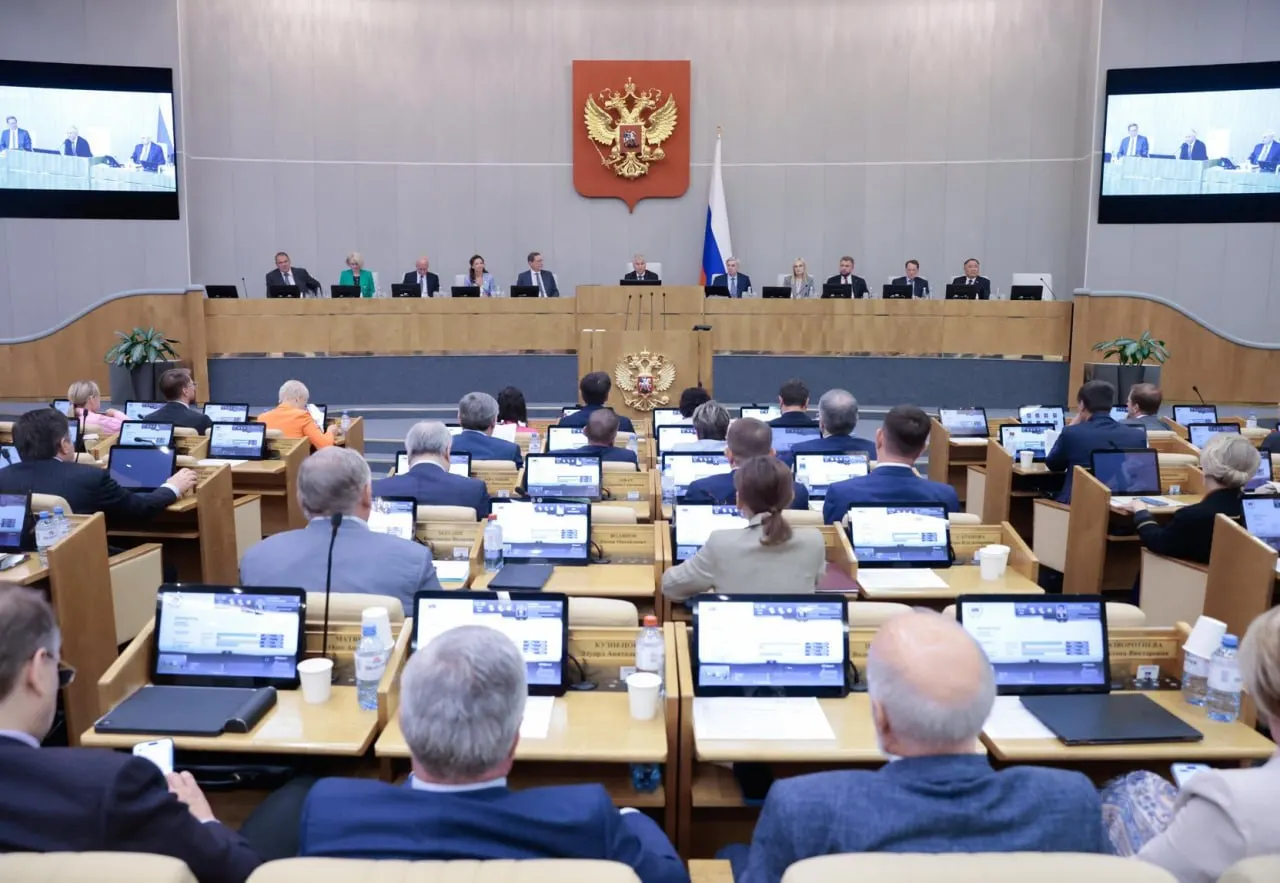 Анализ данных системы обеспечения законодательной деятельности показывает: большинство принятых законопроектов исходят от правительства и президента, тогда как депутатские инициативы проходят значительно реже.