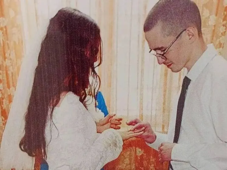 Сообщается, что 18‑летняя начинающая журналистка заключила брак с Ильназом Галявиевым, приговорённым к пожизненному лишению свободы за стрельбу в школе №175 в Казани; брак зарегистрировали в колонии «Черный дельфин» в Оренбургской области.