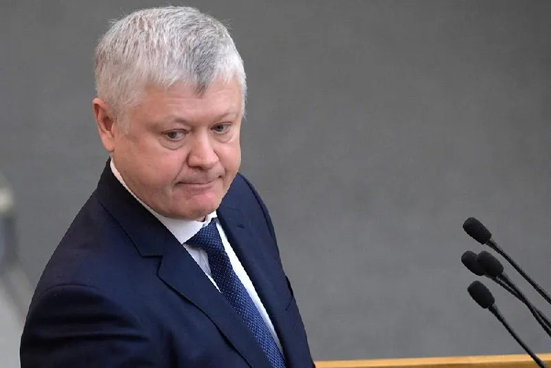 Председатель комитета Госдумы по безопасности заявил, что из России выдворили свыше 360 зарубежных организаций, более 60 — по материалам его комиссии. По его словам, принятие 46 законов по защите суверенитета позволило пресечь «деструктивное» влияние на образование, здравоохранение и электоральные процессы.