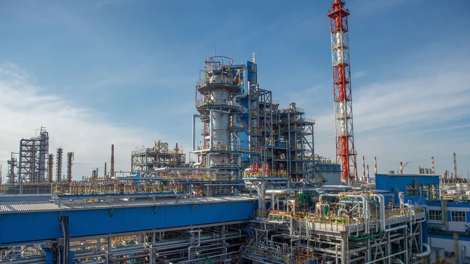 Нефтеперерабатывающий завод в Салавате приостановил переработку сырья с 14 июля из‑за повреждений, полученных в результате атаки беспилотных летательных аппаратов. Восстановление может занять от нескольких недель до месяцев; ситуация усиливает дефицит нефтепродуктов в стране.