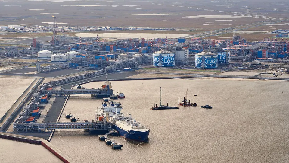 Несмотря на плановый отказ от российского газа, европейские компании в первом полугодии заметно увеличили закупки СПГ с проекта «Ямал», опережая вступление в силу новых ограничений.