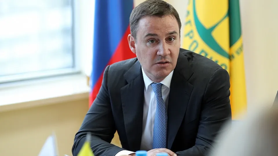Заместитель председателя правительства Дмитрий Патрушев установил влияние на РЭО через назначение близких ему чиновников в наблюдательный совет. Обновление руководства проходит на фоне уголовных дел против прежнего менеджмента.
