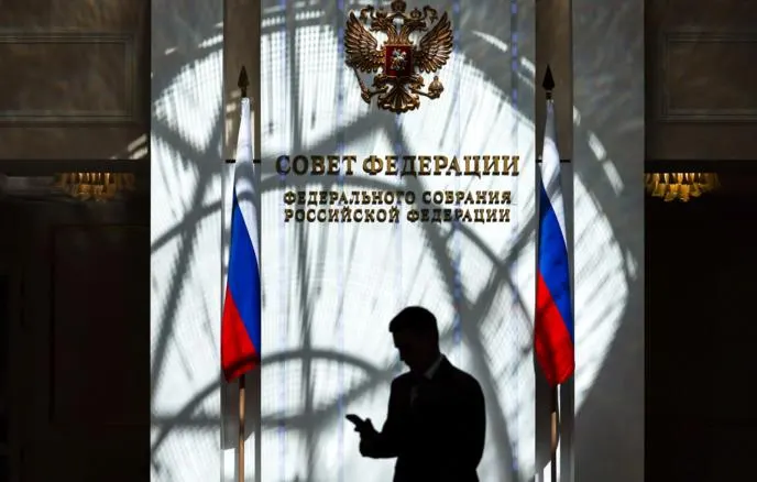 Совет Федерации принял пакет законов, ограничивающих доступ к консульским услугам, регистрации ИП и банковским сервисам для россиян, осуждённых по политическим статьям и покинувших страну. Минюст будет вести реестр, а судебные расходы предложено списывать с замороженных счетов.