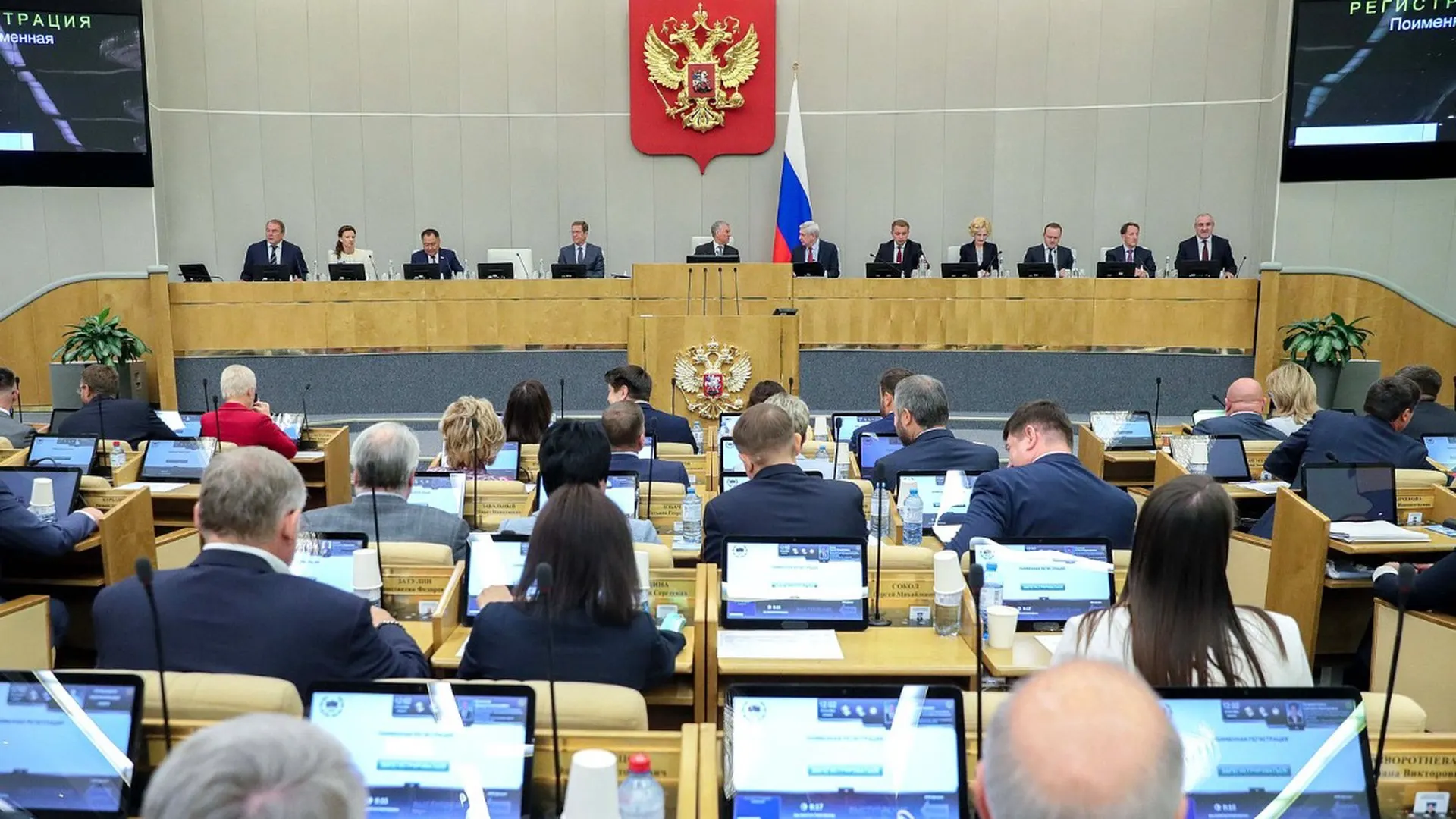 Совет Госдумы рекомендовал включить в повестку пленарного заседания рассмотрение во втором чтении законопроектов о ряде запретов для лиц, находящихся за рубежом и уклоняющихся от исполнения наказания. Предлагается расширить ограничения — от блокировки доступа к госуслугам до запрета на онлайн‑банкинг и регистрацию недвижимости; реестр намерены вести в Минюсте.