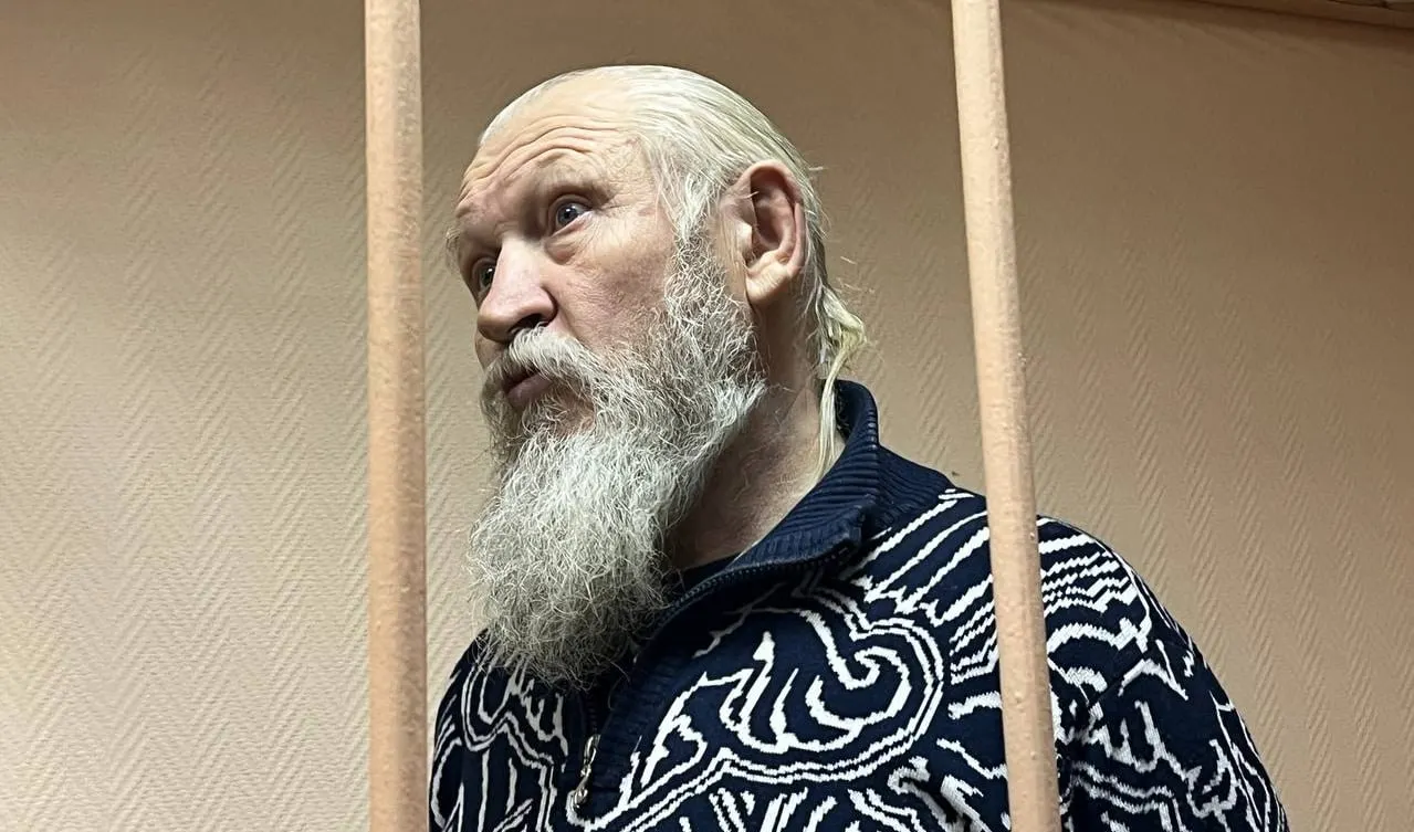 В обновлённом перечне фигурирует Михаил Александрович Глущенко — бывший депутат и осуждённый в 2015 году за соучастие в убийстве Галины Старовойтовой.