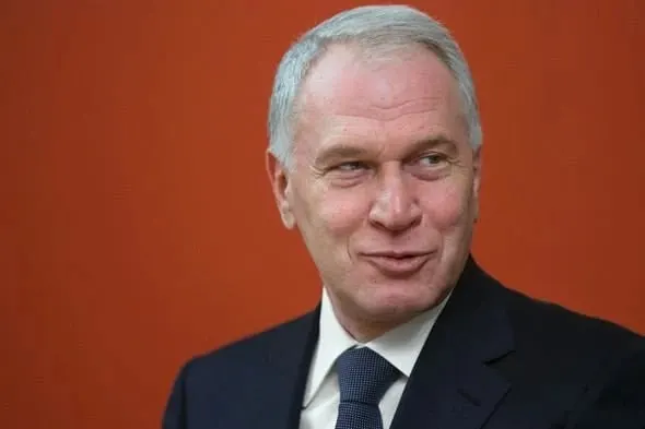 Президент присвоил Ковальчуку орден III степени — за вклад в социальные проекты, сохранение культурных ценностей и благотворительную деятельность. Ранее он уже получал орден IV степени.