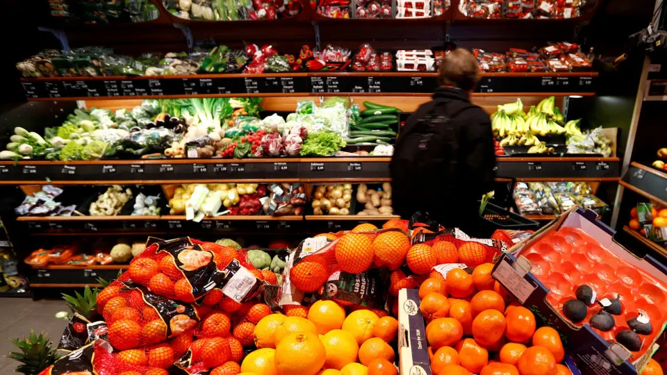 Из‑за дефицита и подорожания топлива заметно ускорился рост цен на продукты и ряд услуг: за месяц сильно выросли цены на картофель, лук, капусту и другие товары, годовая топливная инфляция приближается к 20%.
