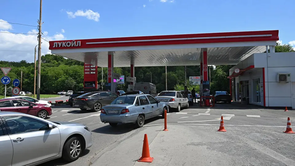 АИ‑92 из Беларуси подорожал на бирже на 6% за неделю — до 127 тыс. руб./т; с начала мая цена выросла в 1,8 раза. Дефицит топлива в России связан с сокращением выпуска после ударов по НПЗ, власти увеличивают импорт, но поставки ограничены.