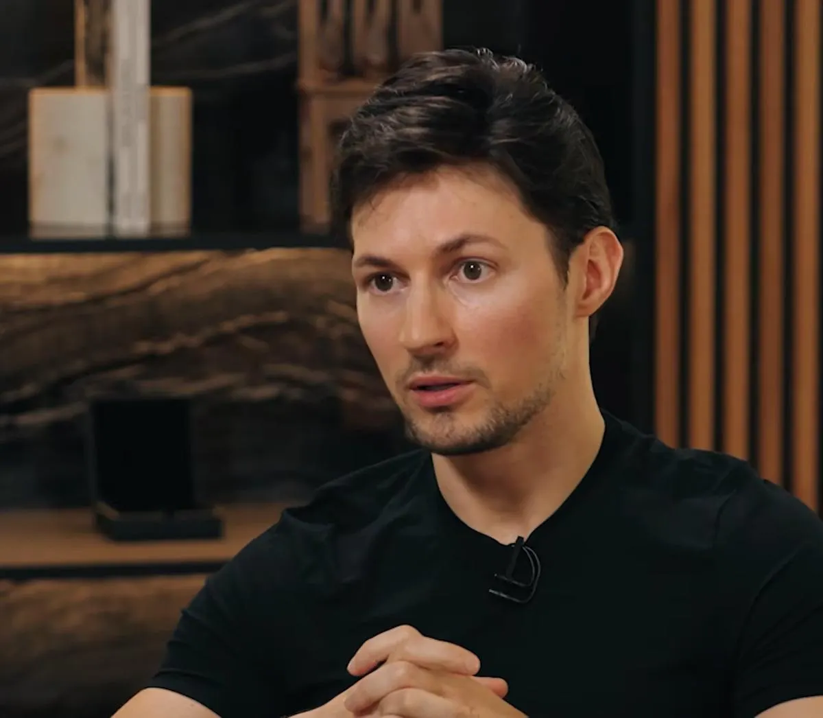 ФСБ заявляет, что Telegram не блокирует каналы и боты, якобы используемые для вербовки и координации терактов; в центре претензий — популярный чат‑бот знакомств и возможное объявление основателя мессенджера в розыск.