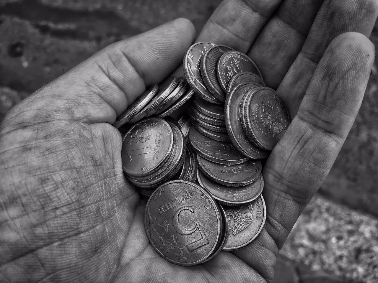 Минтруд сообщает, что показатель упал до 6,7% благодаря введению единого пособия и выделению на него финансирования; мера названа ключевой поддержкой для семей с детьми.
