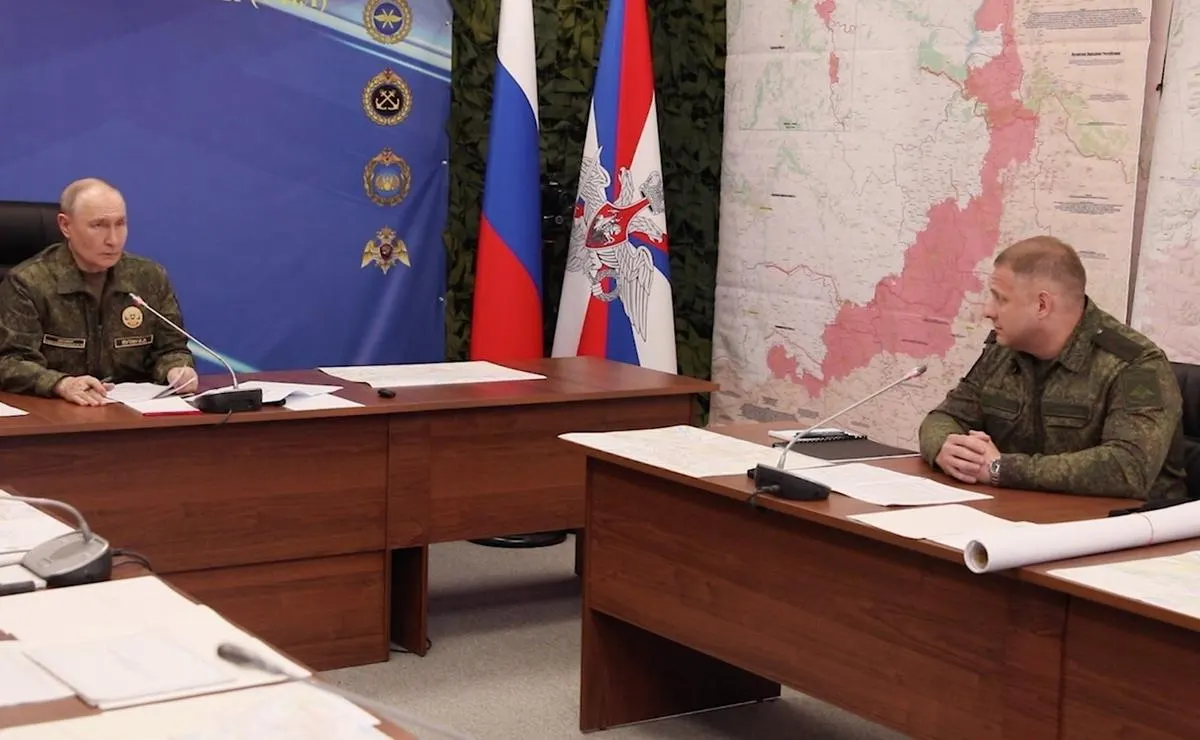 На совещании с руководством Генштаба президент заявил о переходе под контроль всей территории ЛНР, подтвердил взятие Константиновки и уточнил, что до Славянска осталось 8 км; обсуждались также удары по объектам в тылу и необходимость создания зон безопасности.