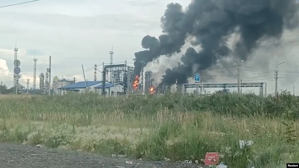 6 июля омский нефтеперерабатывающий завод остановил переработку нефти из‑за повреждений, вызванных ударом беспилотников. По данным отрасли, пострадавших нет; владельцы пока не комментируют ситуацию.