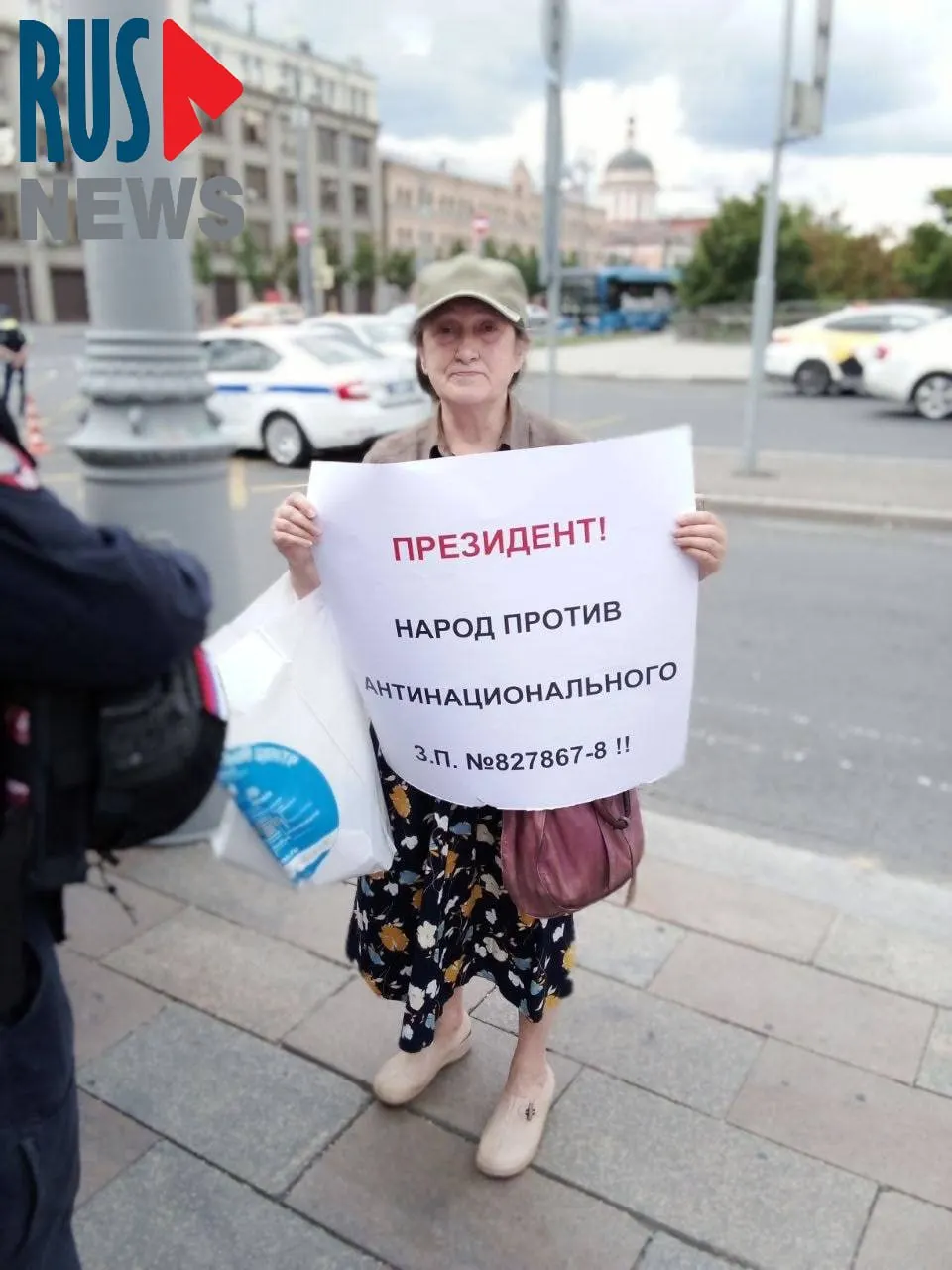 Наталью Шамину задержали на Старой площади за плакат против законопроекта, который предлагает передать регионам право выводить памятники из-под государственной охраны.