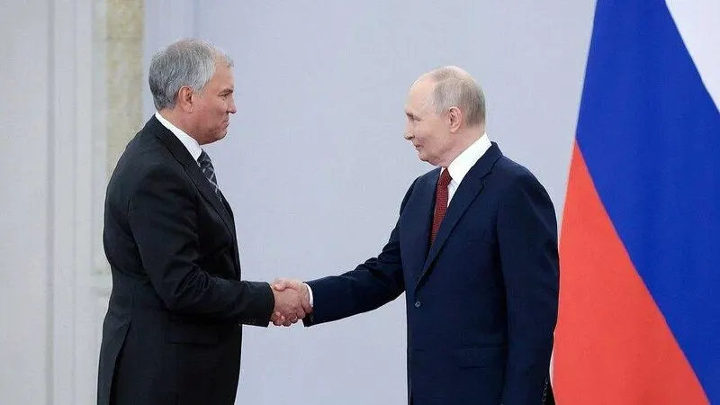 После награждения орденом «За доблестный труд» на встрече с депутатами Володин отметил вклад президента в формирование конкурентной партийной системы и достижения работы парламента.