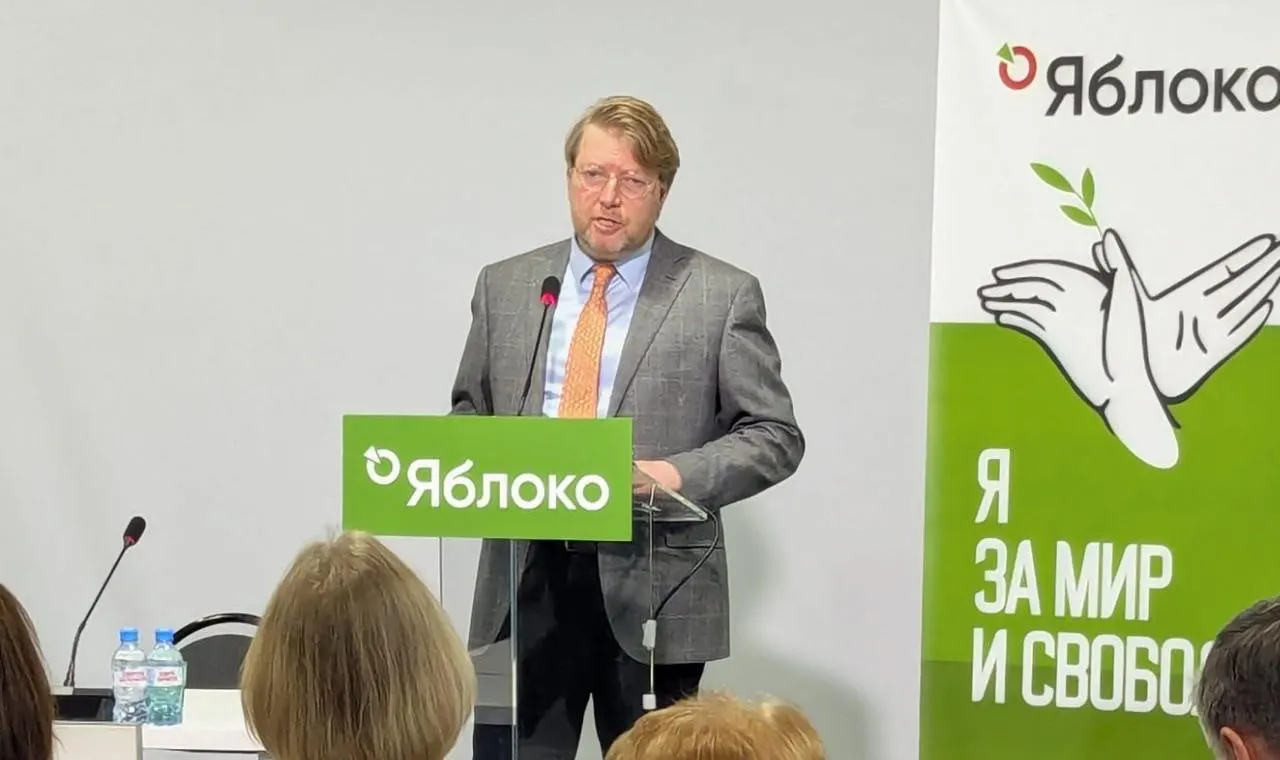Верховный суд оставил в силе штраф председателю партии «Яблоко» Николаю Рыбакову по статье о «демонстрации экстремистской символики». Партия объявила о намерении обжаловать решение в Конституционном суде.
