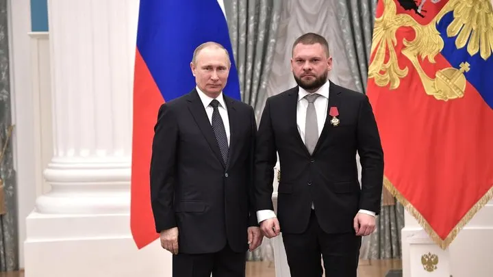 В декларации одного из лидеров списка «ЕР» указаны акции американских корпораций, инвестиционные паи и доли в зарубежных компаниях; в партии утверждают, что иностранные активы были отчуждены до подачи документов в ЦИК.