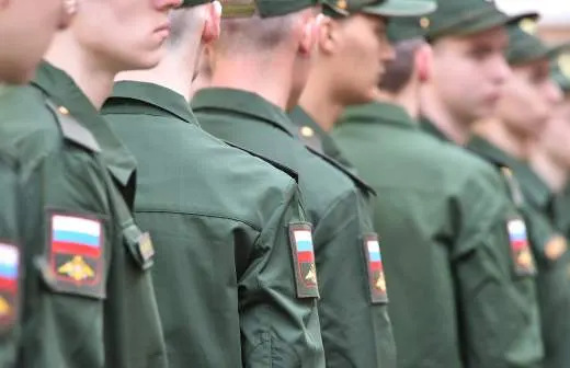 Правительство поддержало законопроект, который позволит направлять солдат‑срочников на службу в пожарные подразделения МЧС — по оценкам, в ведомство могут отправить до пяти тысяч призывников, чтобы восполнить дефицит персонала.
