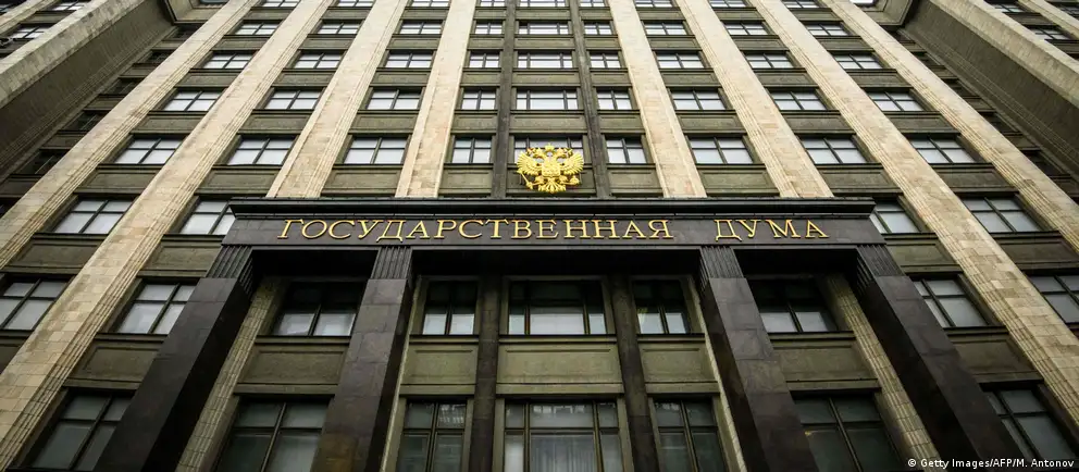 Парламент принял пакет поправок, который расширяет механизм топливного демпфера, меняет правила учёта объёмов при биржевых продажах и вводит компенсации для импортного дизеля. Власти рассчитывают на рост поставок и стабилизацию цен.