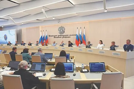 В проекте постановления Центризбиркома предполагается вычеркивание нескольких кандидатов из партийного списка «Яблоко». По избирательному закону выбытие четверти списка влечёт снятие партии с выборов. В отношении членов партии продолжаются административные дела и обыски.
