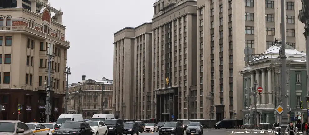 Депутаты единогласно приняли пакет поправок, вводящий запреты и ограничения в отношении граждан, осуждённых заочно или привлечённых по административным делам и проживающих за рубежом, в том числе по политическим статьям.