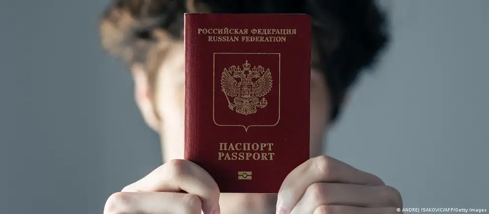 Из‑за возражений Франции и Италии Евросоюз переработал первоначальные предложения: визовые ограничения планируют вводить лишь для тех, кто непосредственно участвовал в боевых действиях в Украине, с поправками по гуманитарным и иным исключениям.