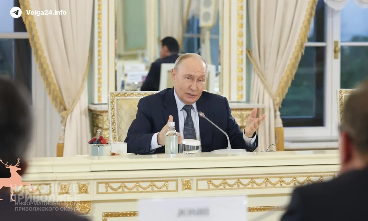 Президент заявил, что проблемы на внутреннем топливном рынке носят временный характер и создаются извне. По его словам, экономика России успешно справляется с вызовами; ВВП вырос на 0,2% за пять месяцев и на 0,3% в мае.