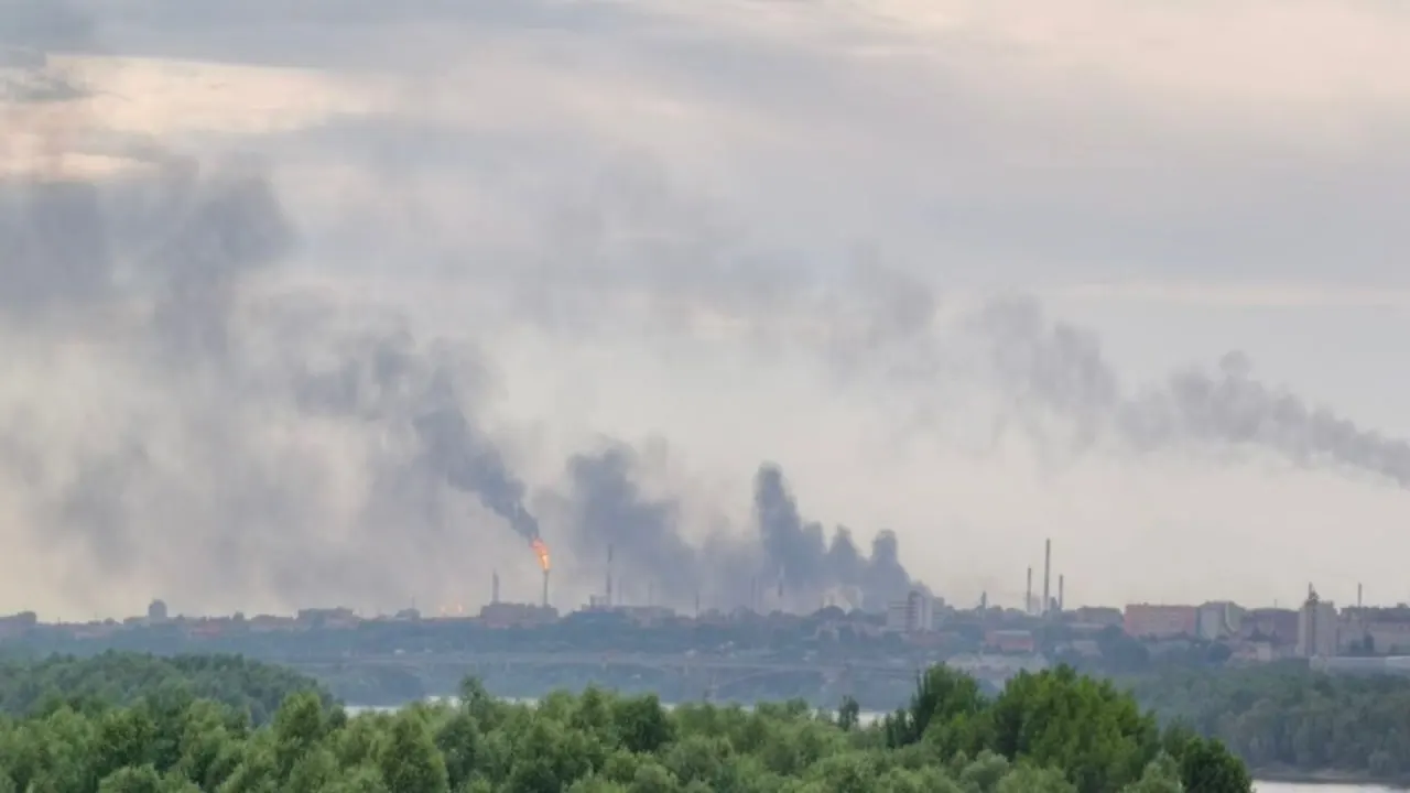 По данным местных источников и очевидцев, после взрывов на Омском нефтеперерабатывающем заводе вспыхнул пожар. В регионе объявляли воздушную угрозу, авиация временно ограничена.