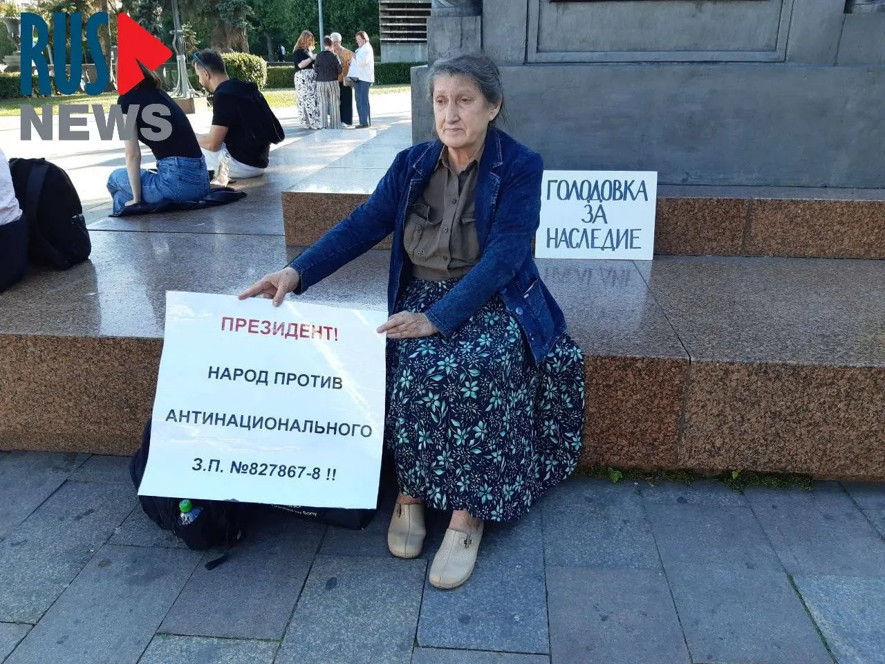 Наталья Шамина пришла к памятнику Кириллу и Мефодию с табличкой «Голодовка за наследие», спустя час её задержала полиция; ранее аналогичную акцию объявила другая активистка из Новосибирска.