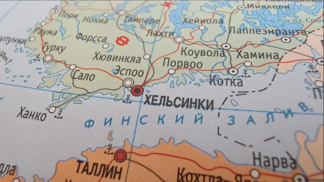 С 1 июля Россия увеличила таможенные пошлины на железнодорожные перевозки в Финляндию в восемь раз; поставки становятся убыточными и могут прекратиться уже через одну–две недели.