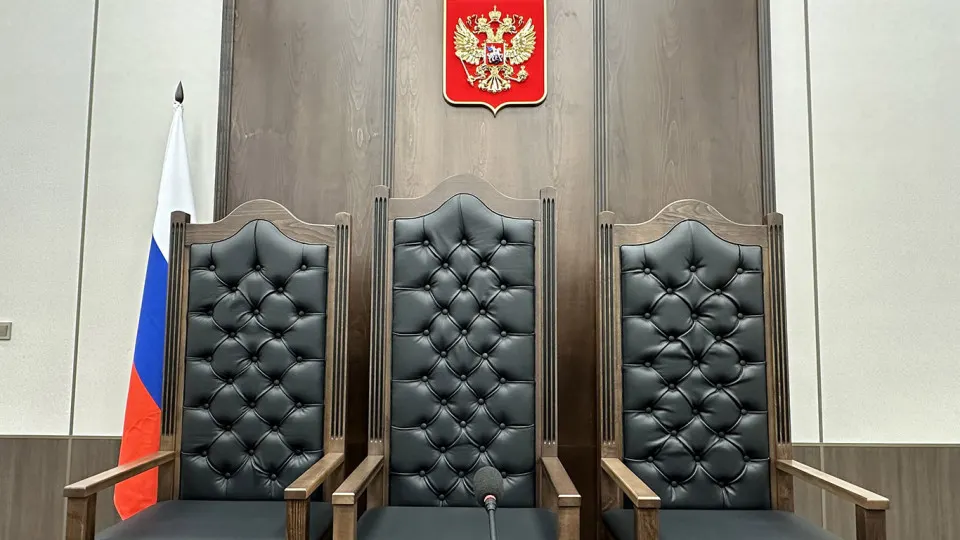 Правительственная комиссия одобрила смягчение квалификационных требований для ряда должностей в судах — это должно сократить кадровый дефицит, но эксперты предупреждают о рисках и необходимости улучшения условий труда.