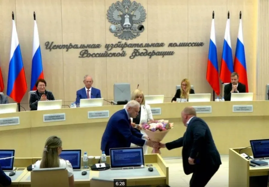 На заседании Центризбиркома единогласно зарегистрировали списки «Справедливой России», подтвердили право 260 кандидатов баллотироваться, вручили удостоверение лидеру ЛДПР и утвердили 43 финансовых представителя «Яблока» в 42 регионах.