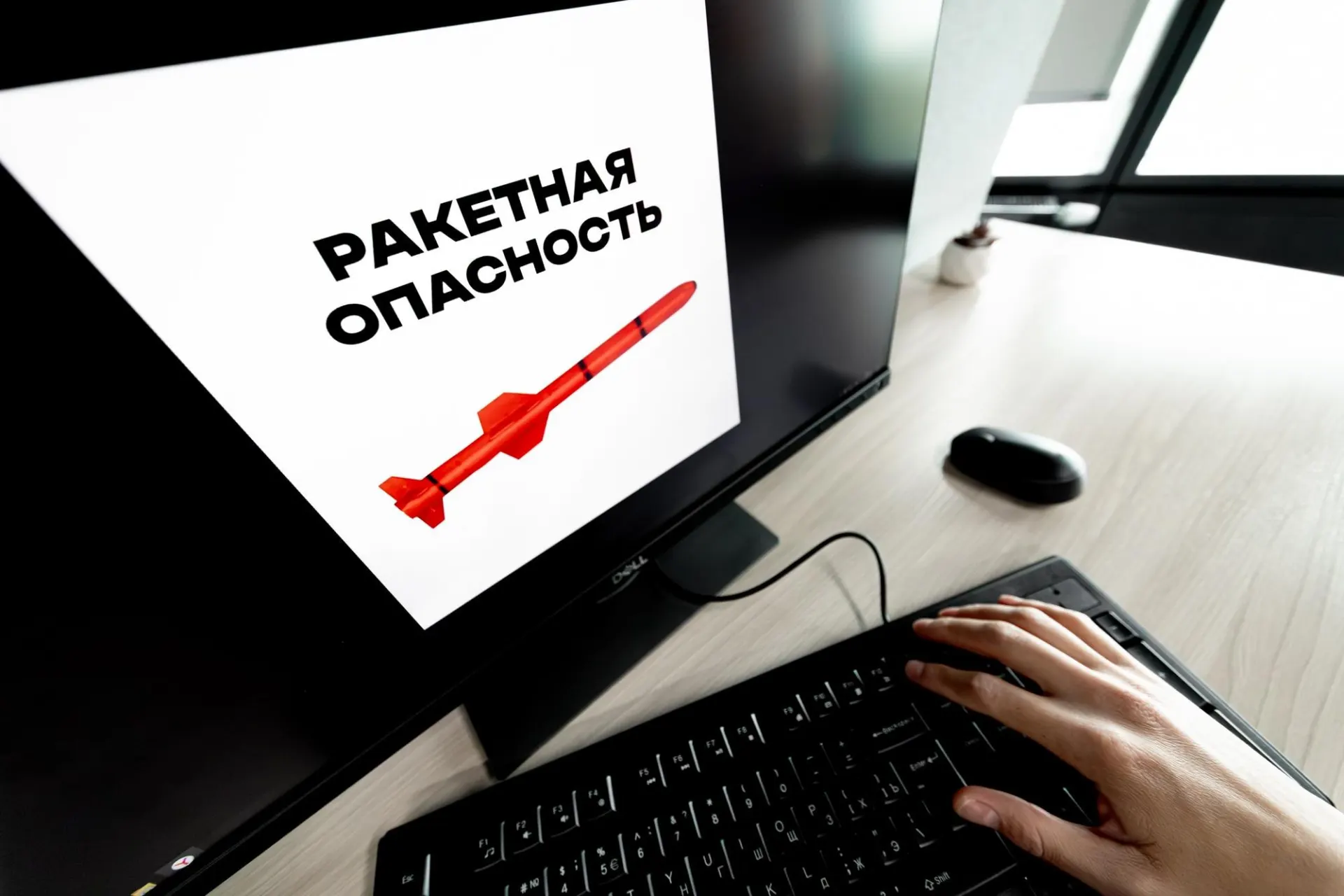 Воздушные тревоги прозвучали в ряде регионов России; жителям рекомендуется сохранять спокойствие и следовать указаниям экстренных служб.