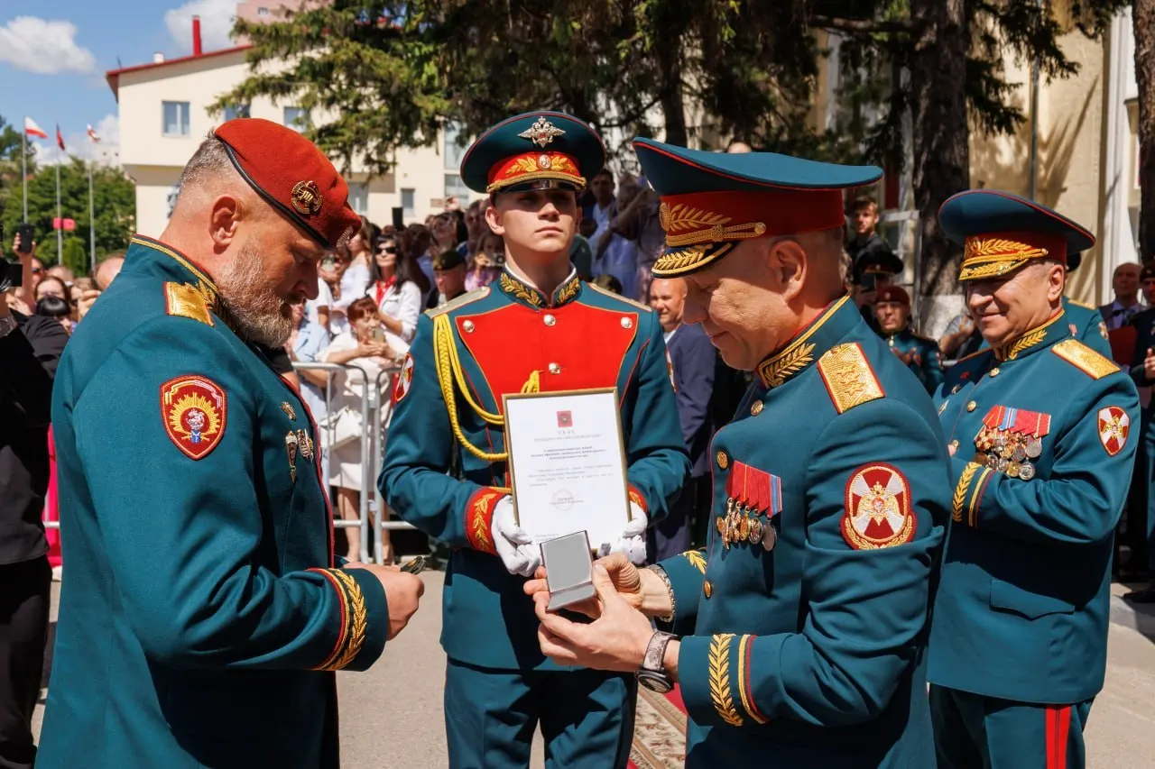 Начальнику Саратовского института войск национальной гвардии Александру Белоглазову присвоено воинское звание генерал-лейтенанта; погоны вручил заместитель директора Федеральной службы войск национальной гвардии Анатолий Маликов.