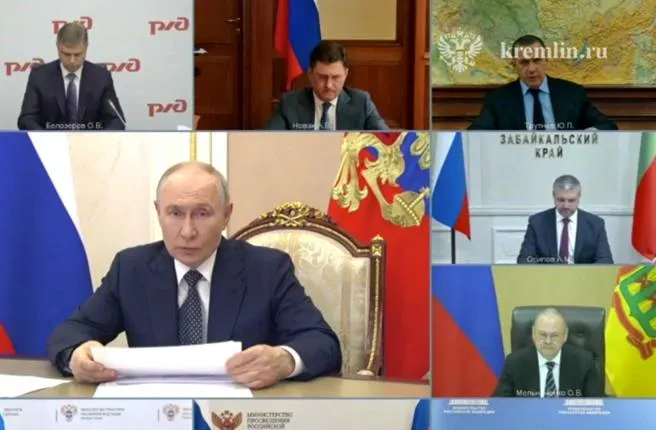 На совещании с правительством обсуждали работу топливного и транспортного комплекса: обеспеченность госорганов, меры по поддержке малого и среднего бизнеса в производстве нефтепродуктов, а также предложение Забайкалья о строительстве мини‑НПЗ и наращивании импорта.