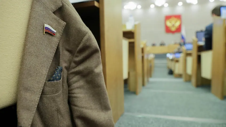 Правительство поддержало инициативу, по которой региональные парламентарии лишаются ответственности за отсутствие или несвоевременную подачу деклараций о доходах. Документ требует доработки и продолжает недавние изменения в правилах отчётности чиновников.