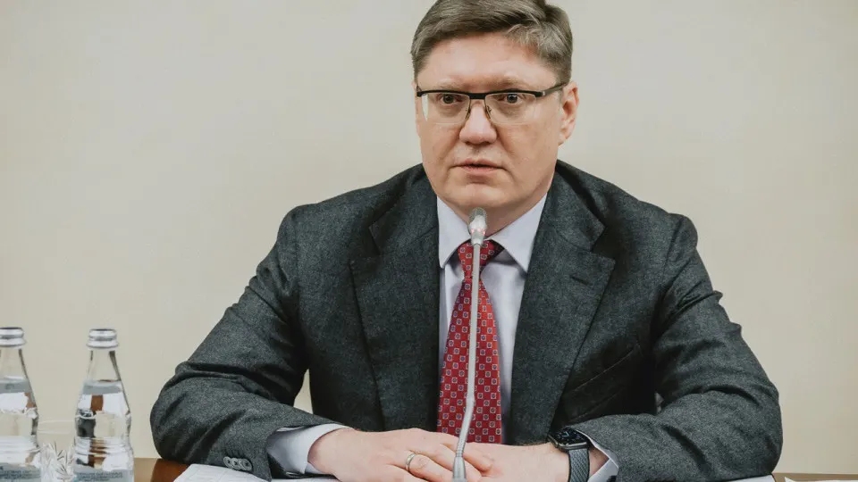 Заместитель руководителя фракции «Единая Россия» Андрей Исаев призвал не поддаваться манипуляциям из‑за дефицита бензина и возложил ответственность на удары по нефтепереработке; аналитики фиксируют резкое сокращение переработки и очереди на АЗС.